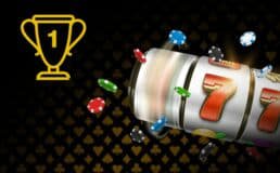 Pengguna membaca syarat bonus di ponsel
